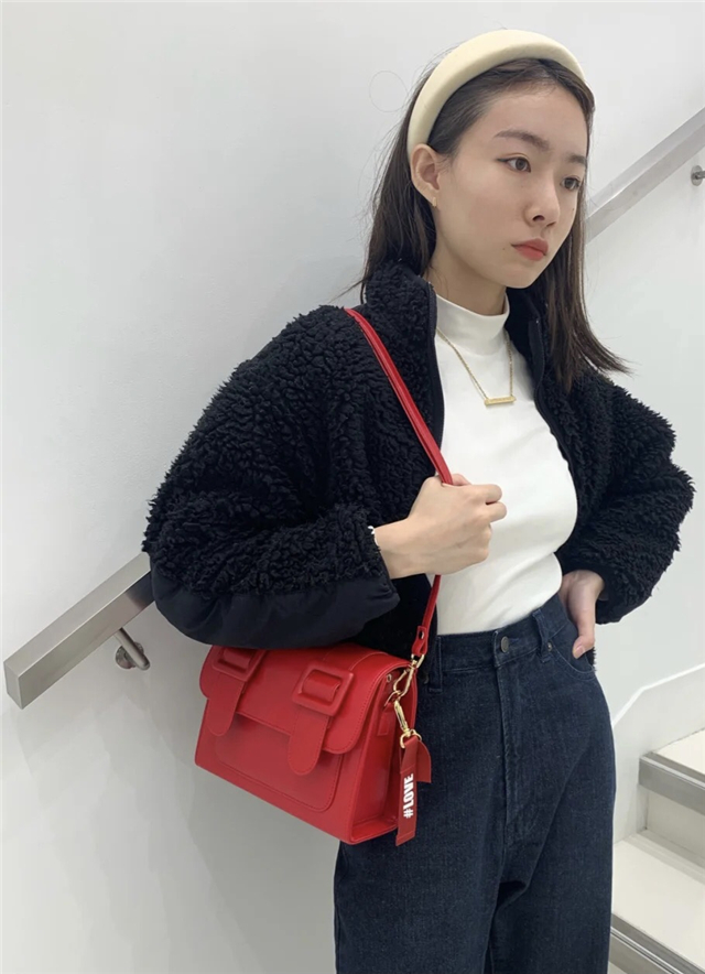 怎么把红色穿出不落俗套的时髦感,红色显土穿什么颜色好看