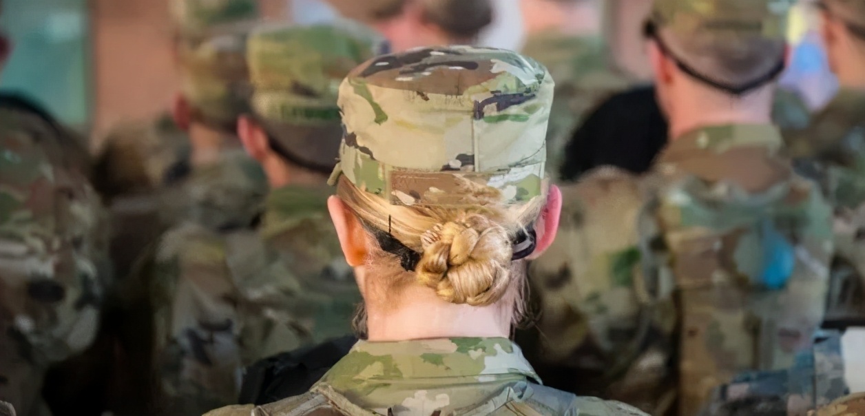 强奸美国女兵、铁球塞进肛门，英国皇家*队军**纪律松弛颜面尽失