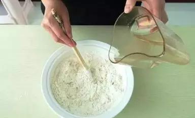 炸油条的小苏打就是食用碱吗,小苏打和食用碱和面能炸油条吗