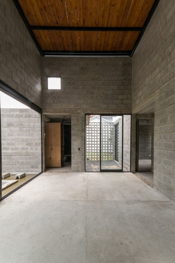 几袋水泥值几个钱，回家浇个水泥地加钢条，比瓷砖木板都结实好看