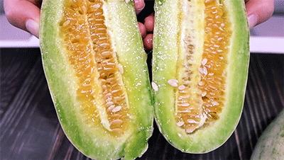 这瓜一肚子蜜汁，掰开就漏！闻着香、咬着脆、一口下去甜到醉