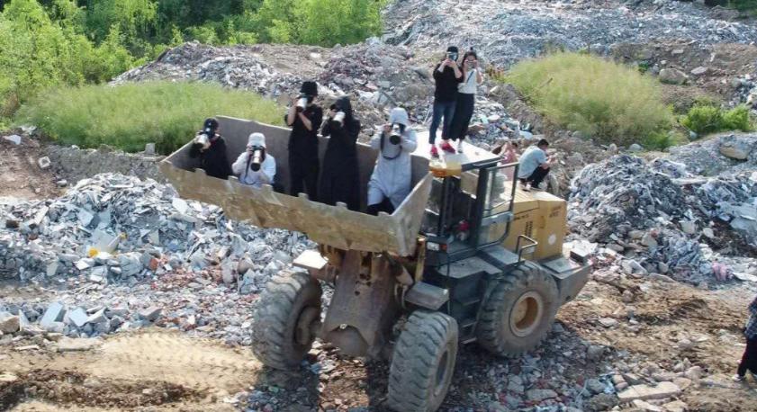 杨幂遭工作室曝光素颜照,杨幂被曝片场休息照