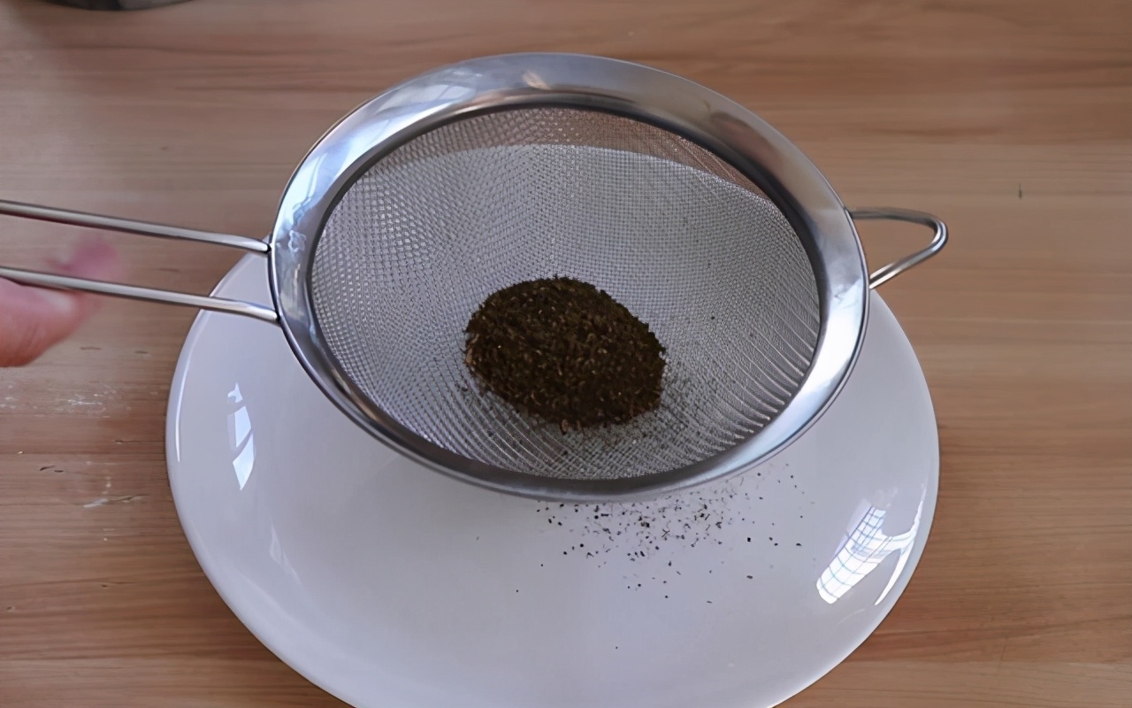 黄桥烧饼层层叠叠的一口酥香,新鲜出炉的黄桥烧饼外酥里嫩