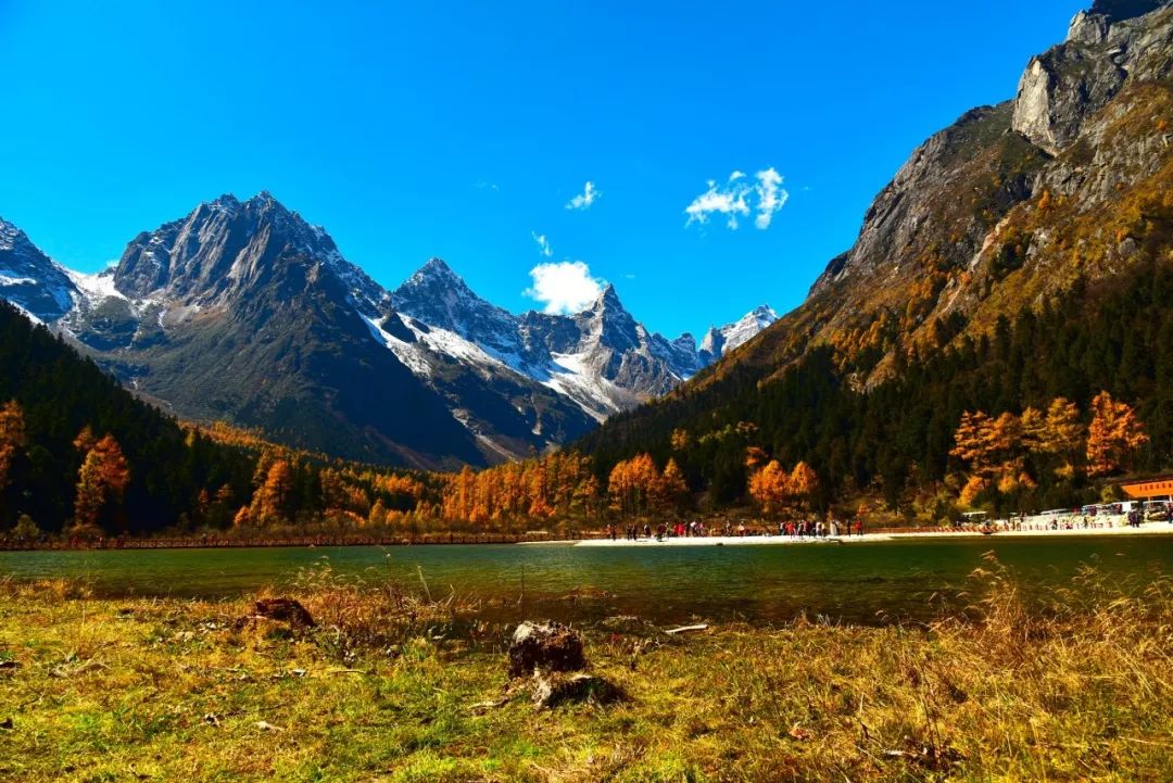 四川一条路途经全是石头的山,四川红叶一日游攻略