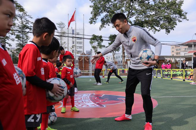 捐百万广告位，3国脚进大山支教孩子狂喜：足球是啥？