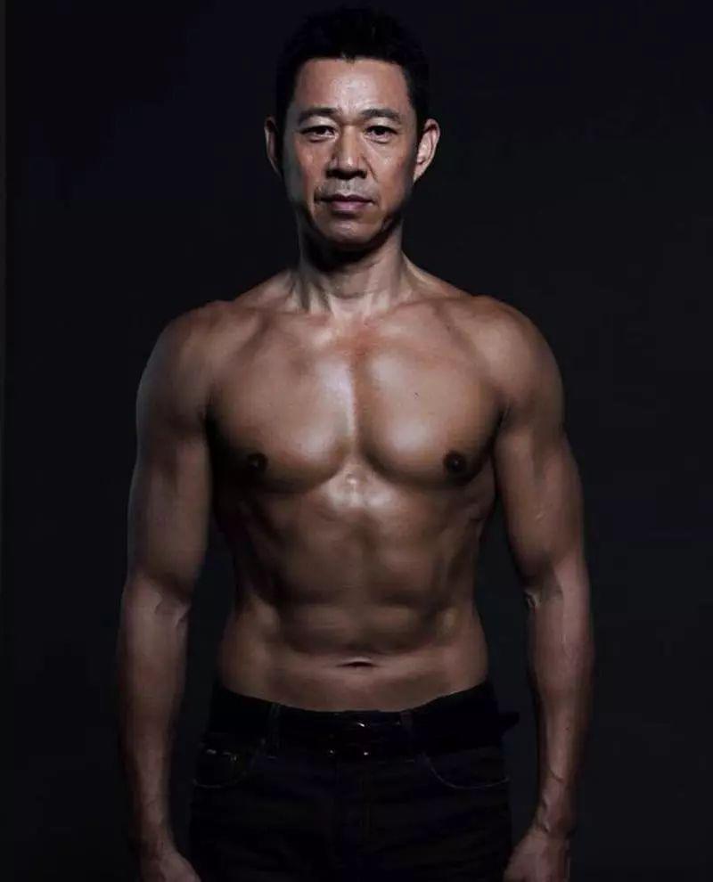 中国男明星肌肉排名前十名,60岁老戏骨肌肉