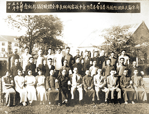 他组建南京国际安全区，救助救济中国难民，曾被两次授勋