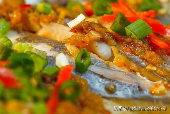 清蒸鲳鱼肉质鲜嫩营养价值高,美食不可辜负家常菜清蒸鲳鱼