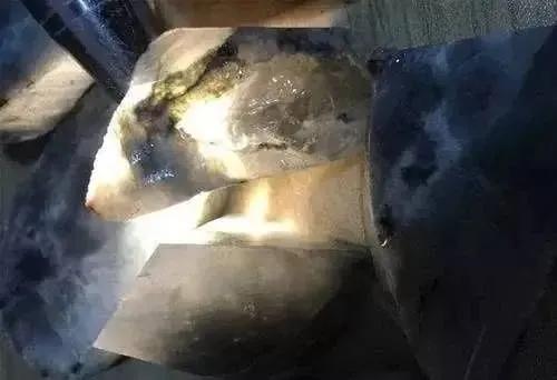 88万玻璃种原石,168万买原石一刀切出蛛网裂