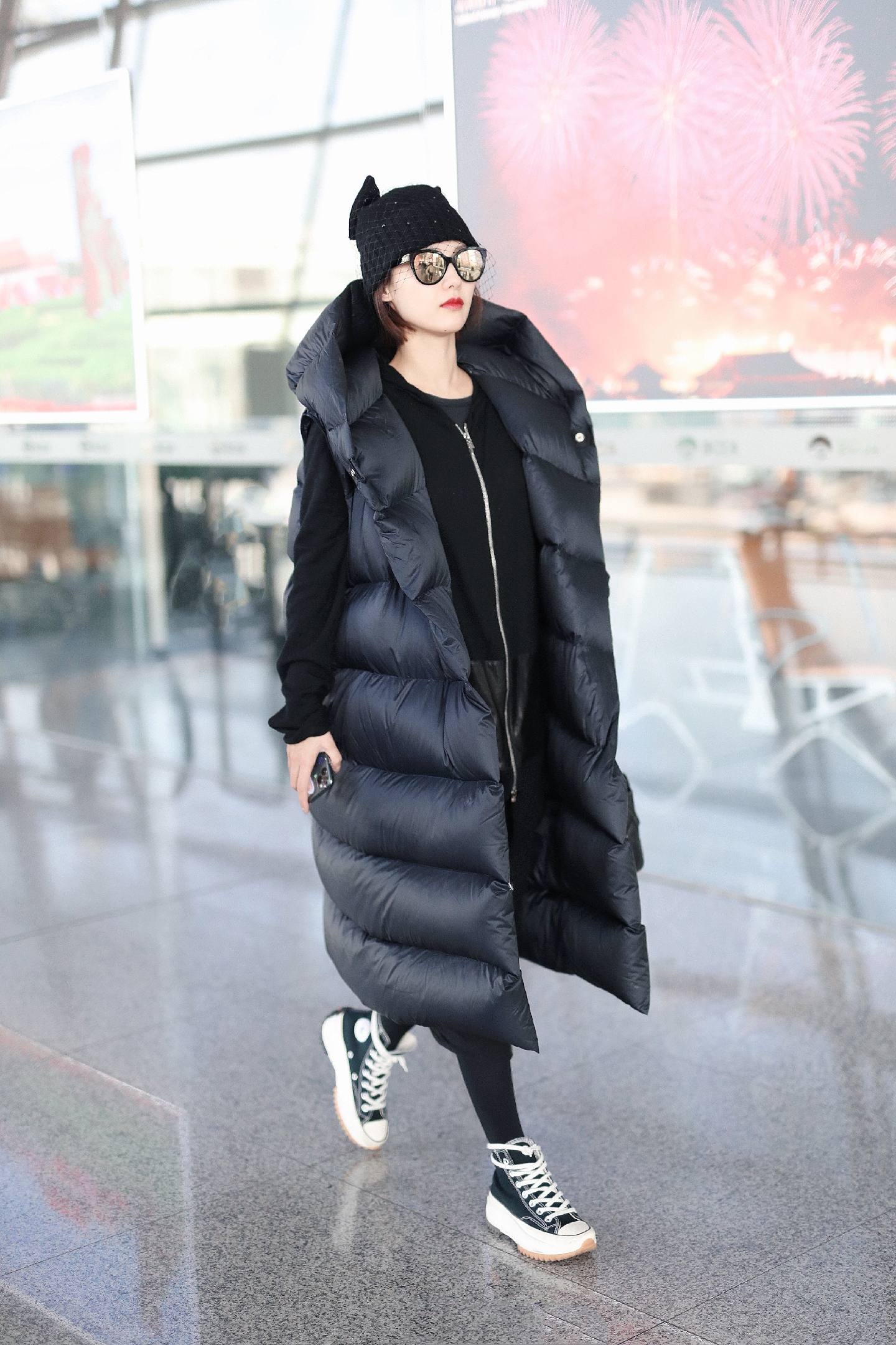 张嘉倪穿搭回归现实,张嘉倪现身机场走路带风御姐全开