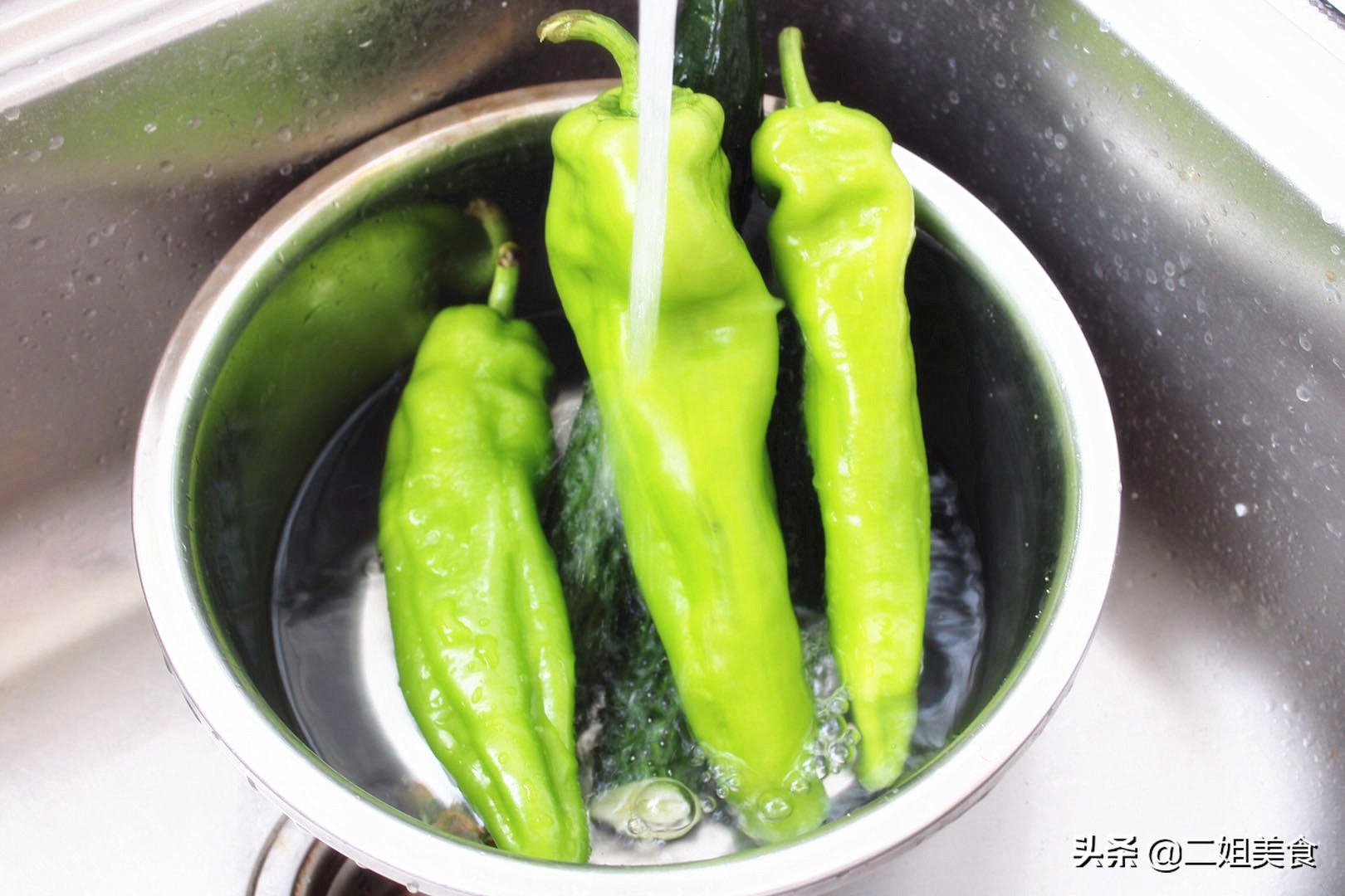 淘米水洗水果蔬菜去农残视频,清洗蔬菜残留消毒水