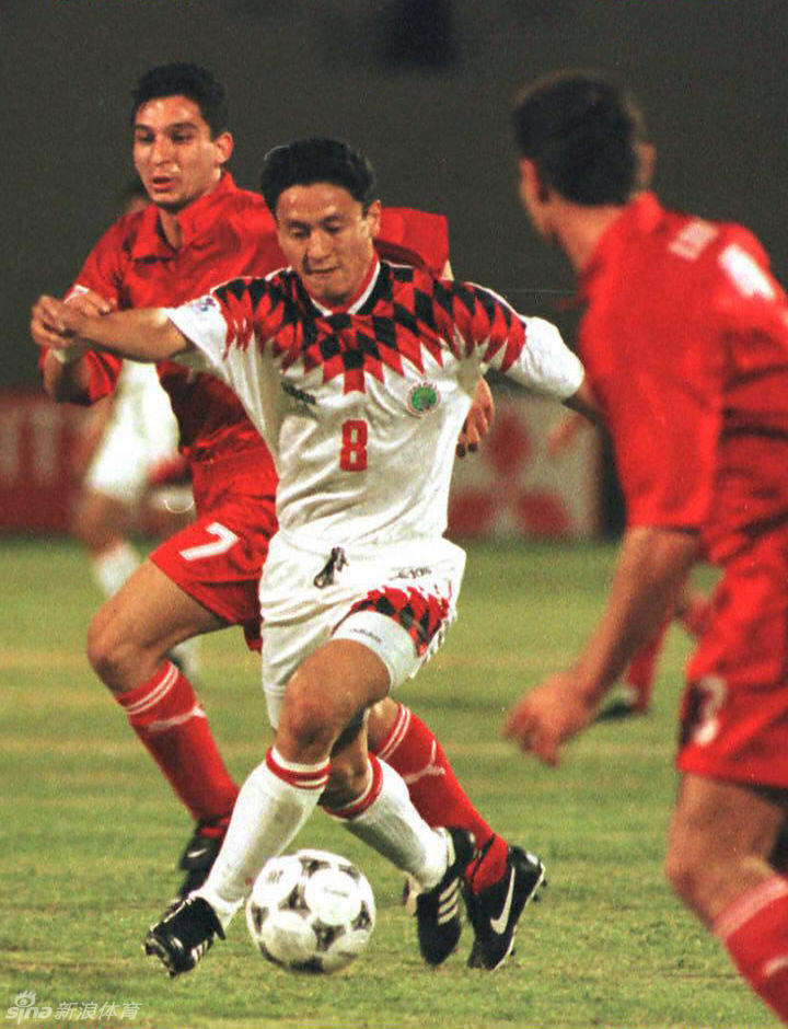 国足球衣都是红和白吗,国足球衣2007