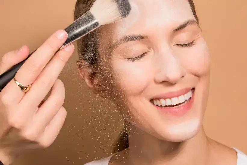 蜜粉跟粉饼散粉有什么区别呢,蜜粉散粉和粉饼的区别在哪里