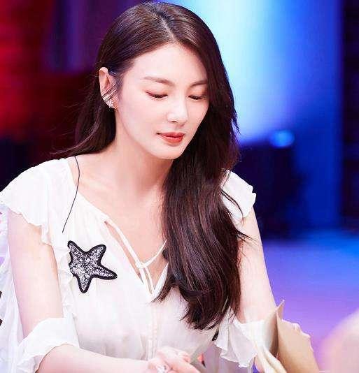 最性感的“星女郎”，和老公撕逼后，在维密首秀皮衣深V大放异彩