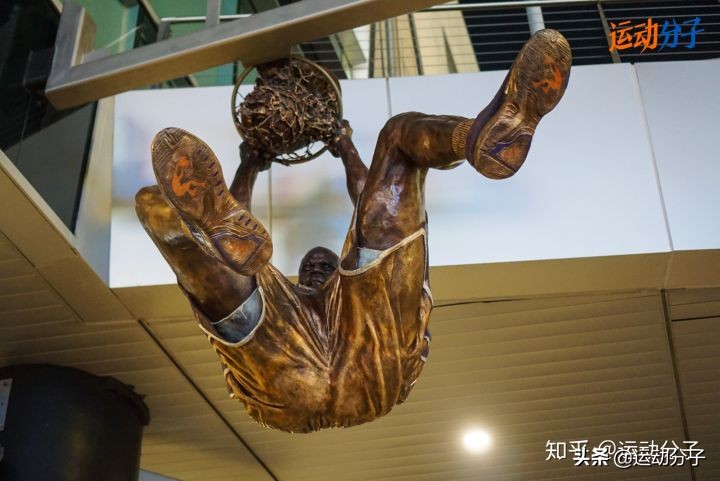 斯台普斯球馆雕像,斯台普斯中心门前的雕像