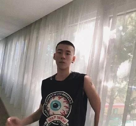 寸头好看的小哥哥,朱亚文行走的荷尔蒙寸头