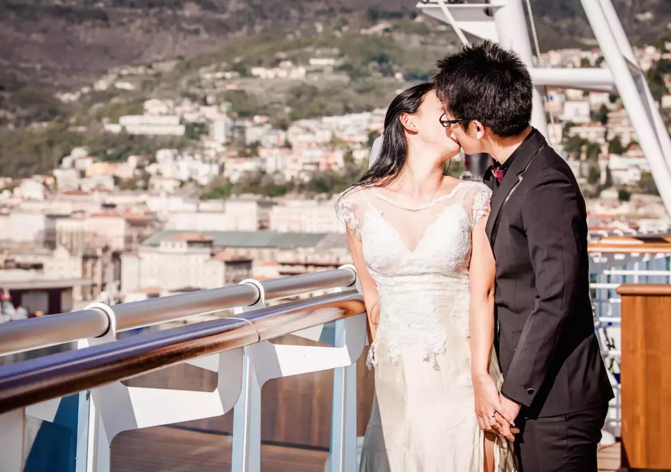 环球蜜月的小两口，免费上了一座价值8亿欧元的邮轮