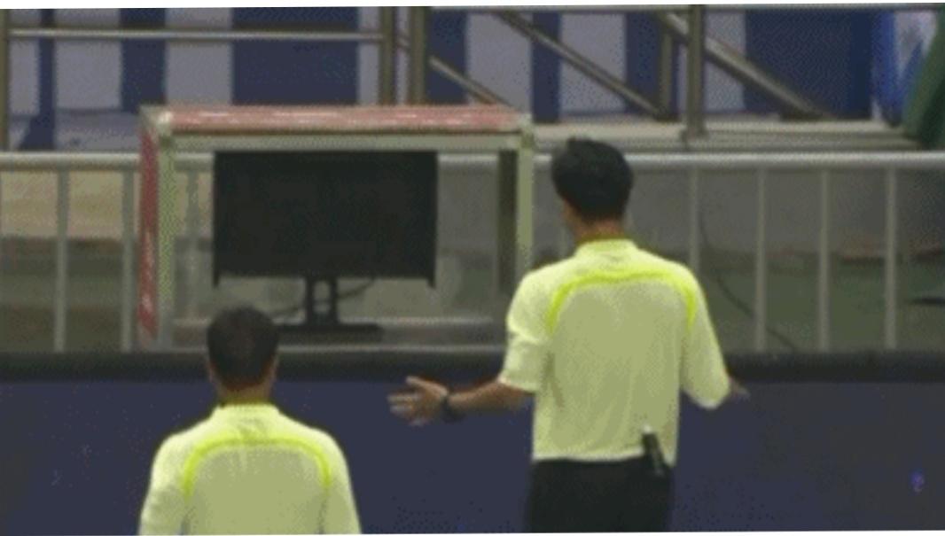 视频裁判不介入主裁判可以看var吗,var控制主裁判的视频