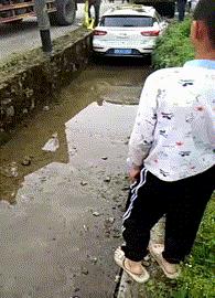 搞笑gif开心一刻,搞笑gif段子妹子你太皮了