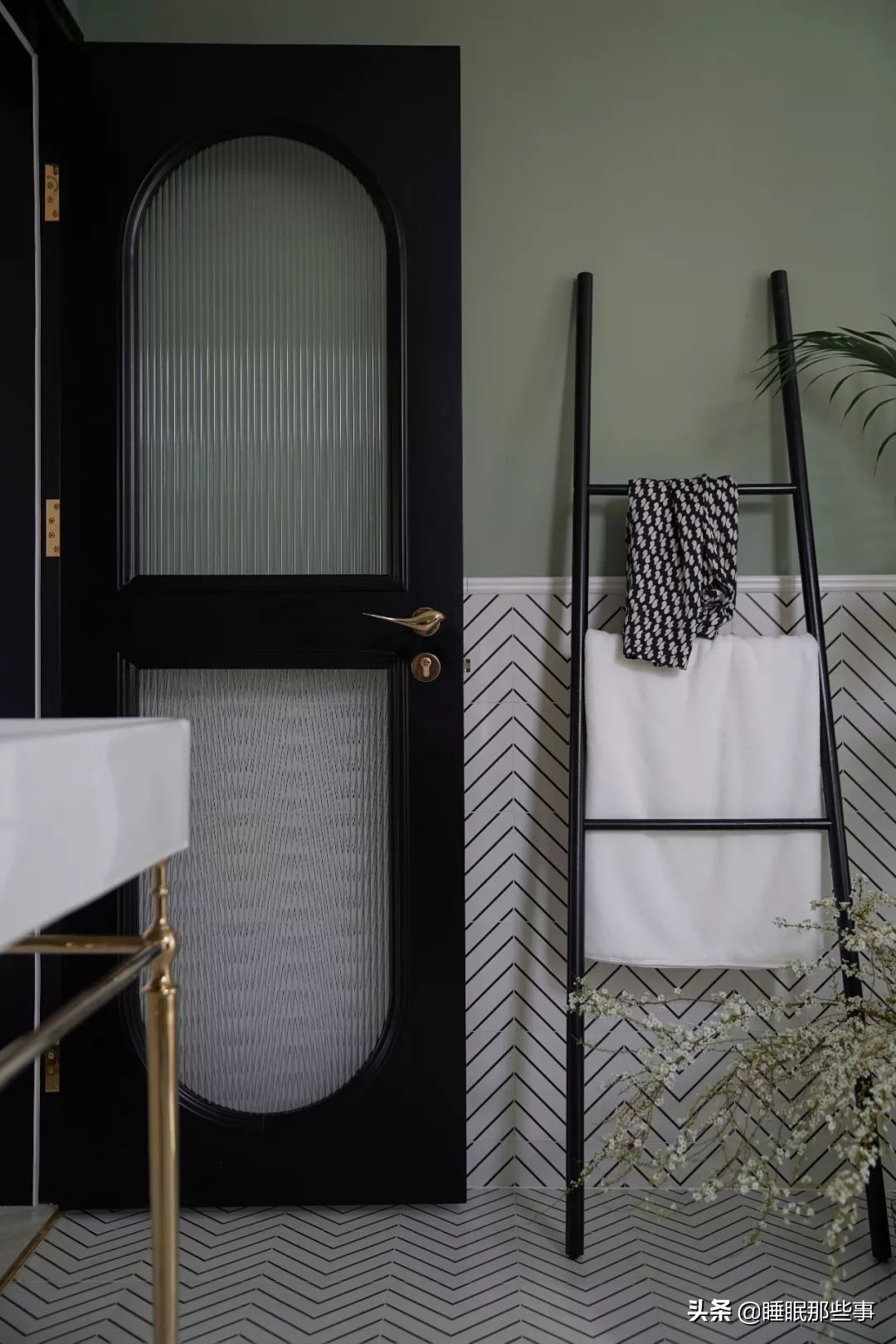 看了一眼她家的绿墙，我觉得我家还可以再抢救一下