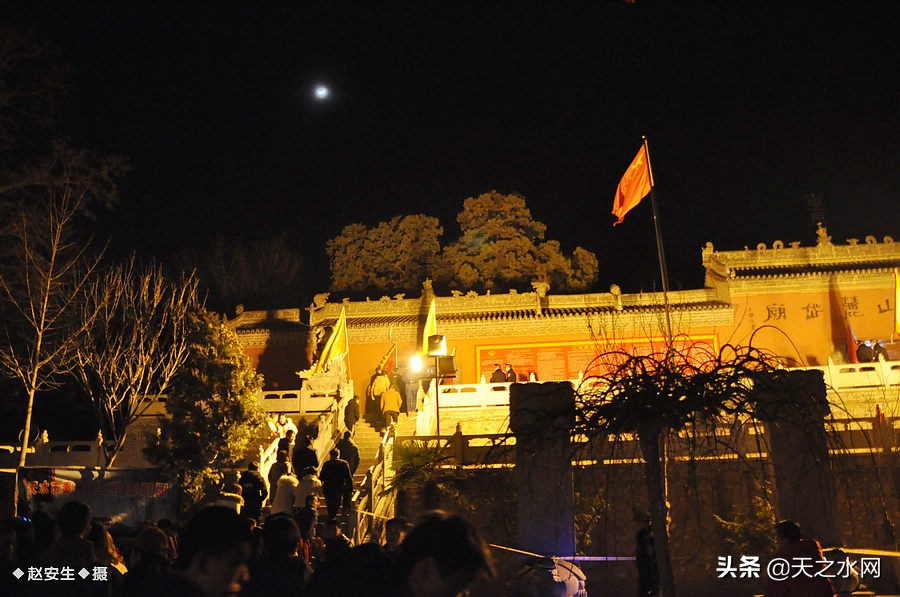 甘肃天水数万民众“上九朝观”祈福纳祥争烧头柱香！（组图）