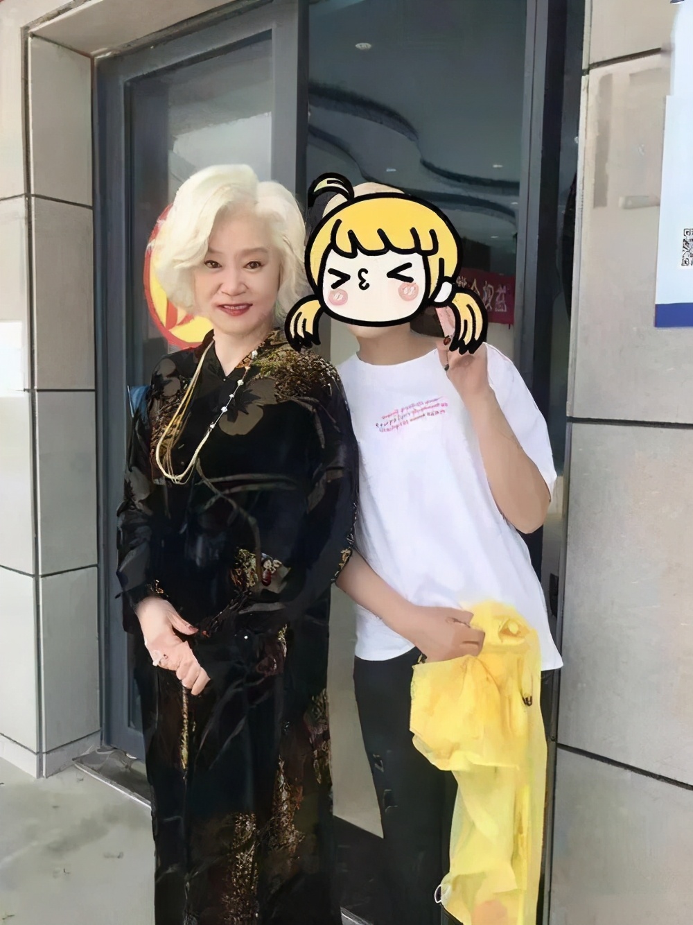 刘雪华黑白搭配的长款外套,刘雪华年轻时穿粉蓝色清装