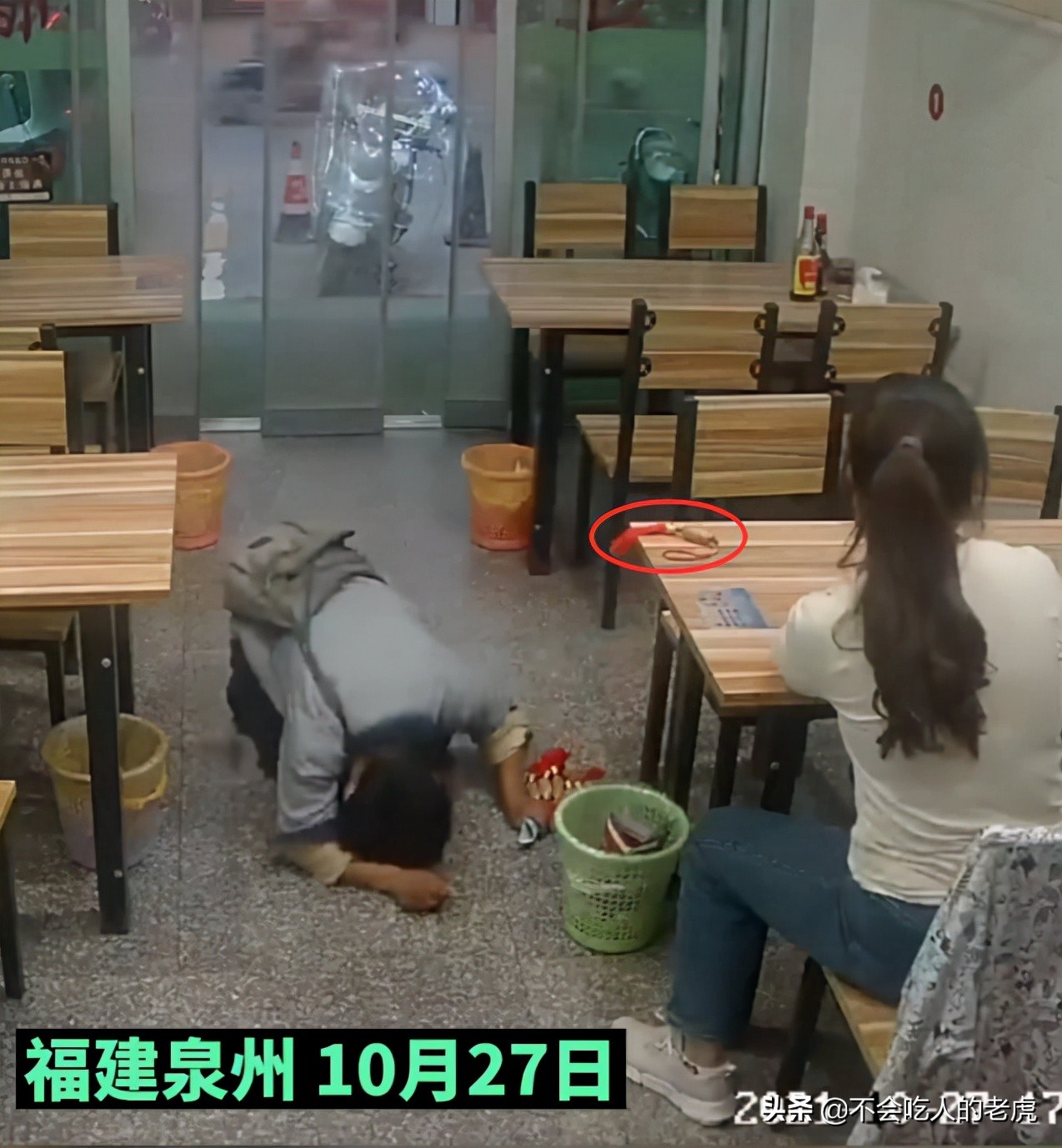 男子强买强卖饰品,男子进店下跪“强卖”挂件