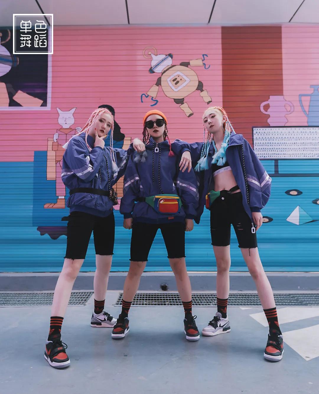 优雅穿搭和艺术感穿搭,十分简约的穿搭穿出高级感