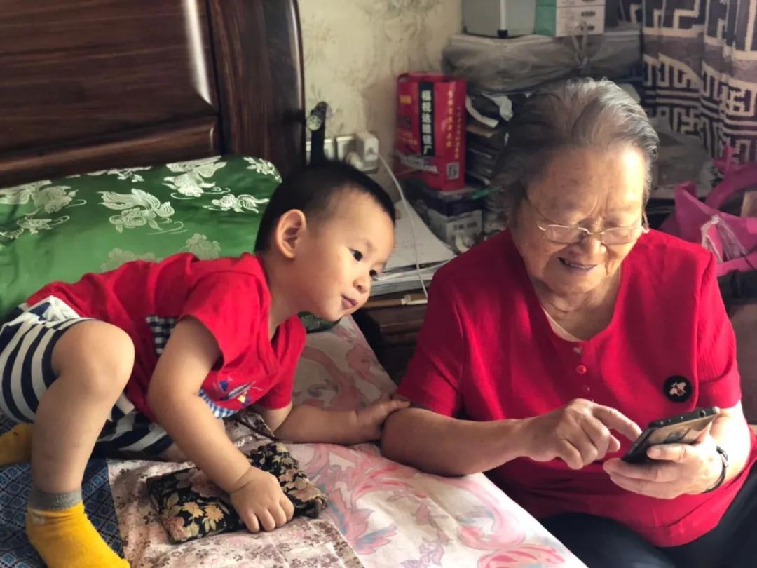 七十岁的老人怎么吹葫芦丝,十二岁小姑娘吹葫芦丝