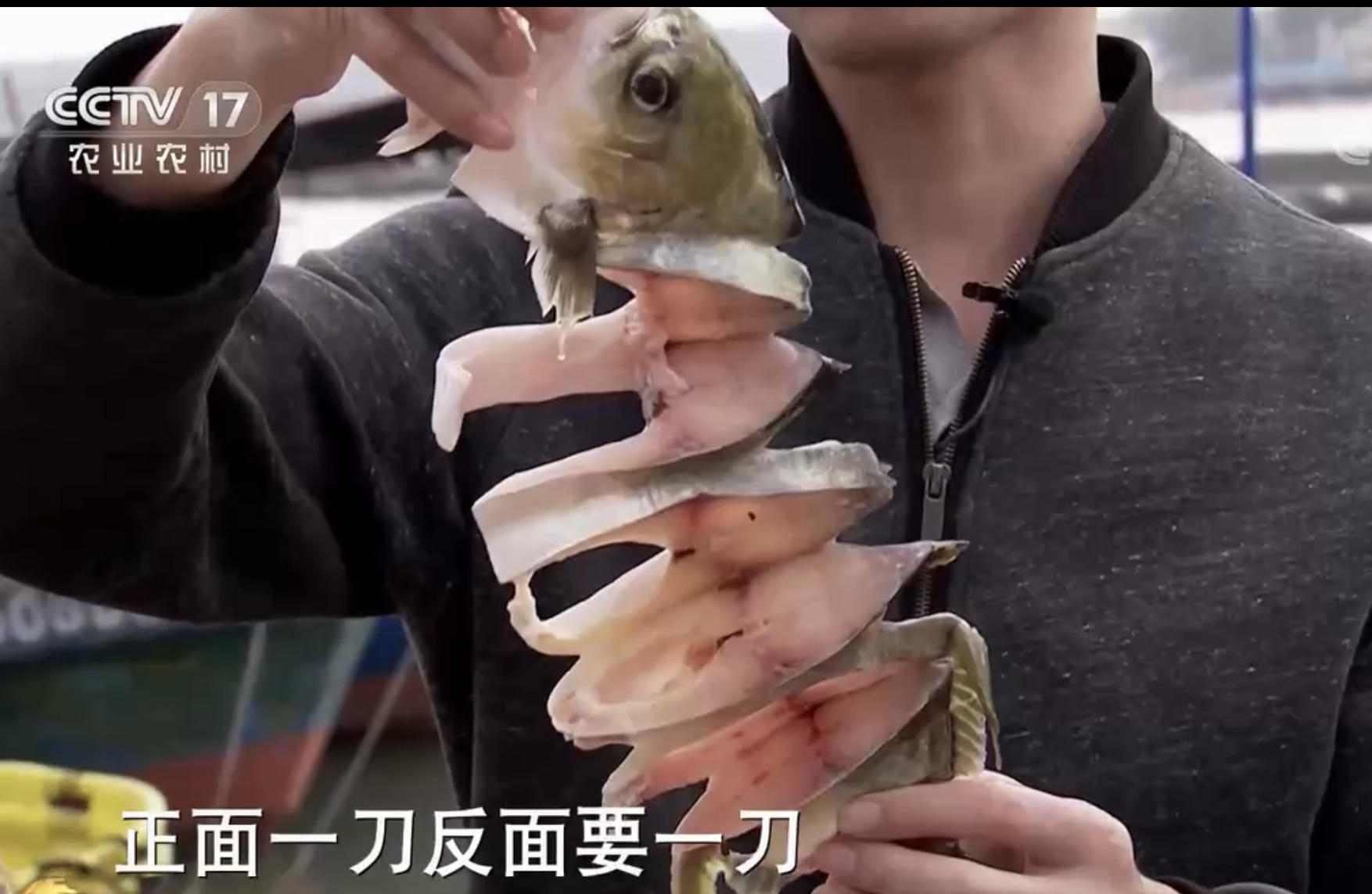 高中毕业的海南小伙，放弃60万年薪，回乡卖鱼干，年赚500万