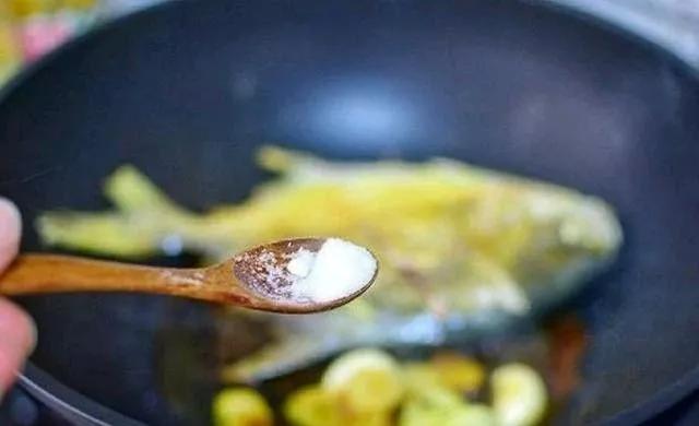 红烧白鲳鱼的家常做法简单又好吃,鲳鱼的做法大全家常红烧酸菜鱼