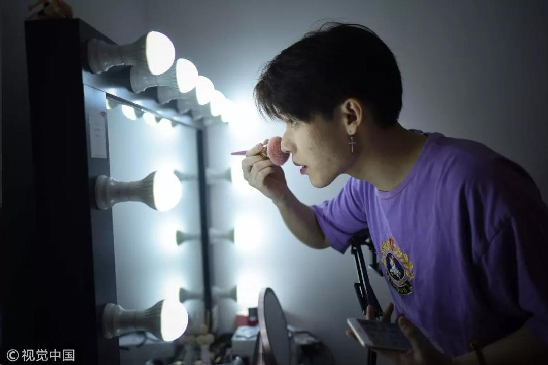 当男人开始化妆穿裙子了,当男人开始化妆