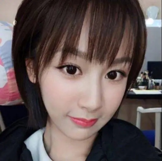 杨紫新发型卷刘海,杨紫最新的刘海造型