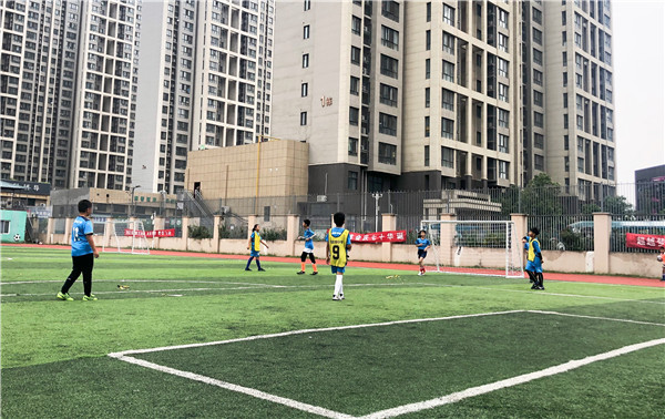 绿茵健将，“足”以撬动未来--高新实小五年级代表队参加“冠军杯”足球赛