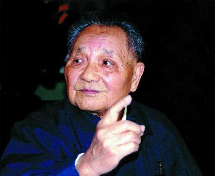 小平同志晚年，指着电视中的自己问这是谁？未见香港回归终成遗憾