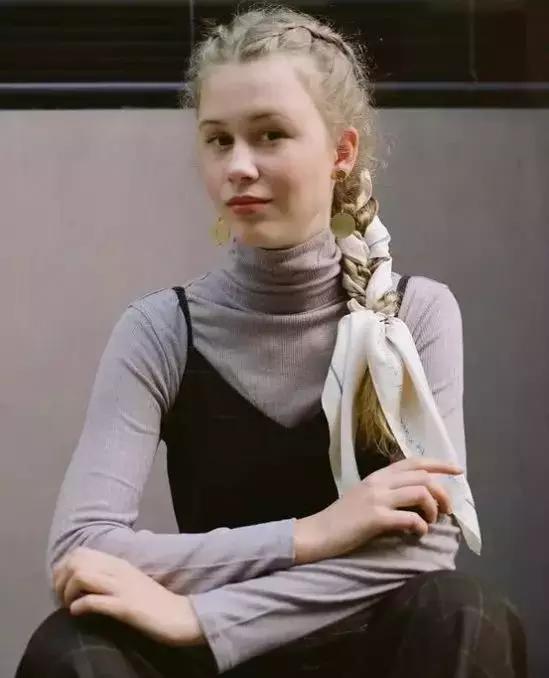 穿搭十秒学会丝巾的时髦系法,丝巾比较英伦法式的系法