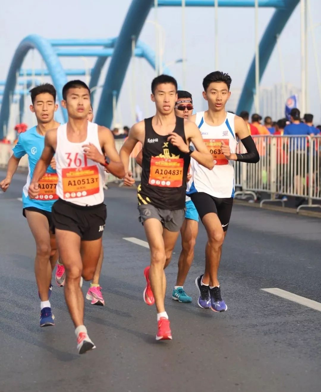 20岁小将王东辉半程“飚出”65分50秒，恩师郑凯谈中长跑基础训练