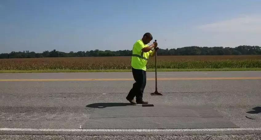 修马路不灌水泥，美国人直接用胶布，这是什么“智障”操作？