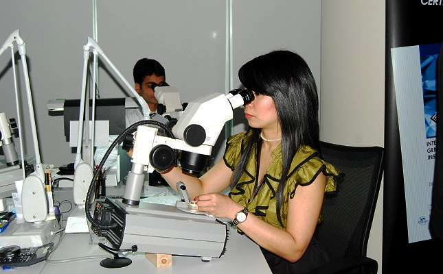 巨大假钻石,肉眼以假乱真的钻石