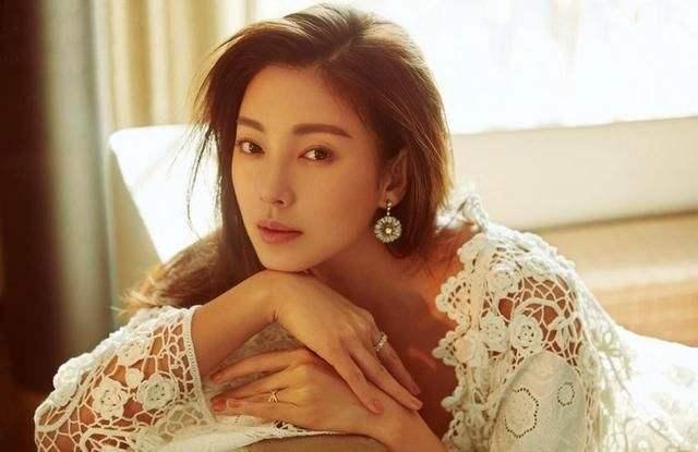 最性感的“星女郎”，和老公撕逼后，在维密首秀皮衣深V大放异彩