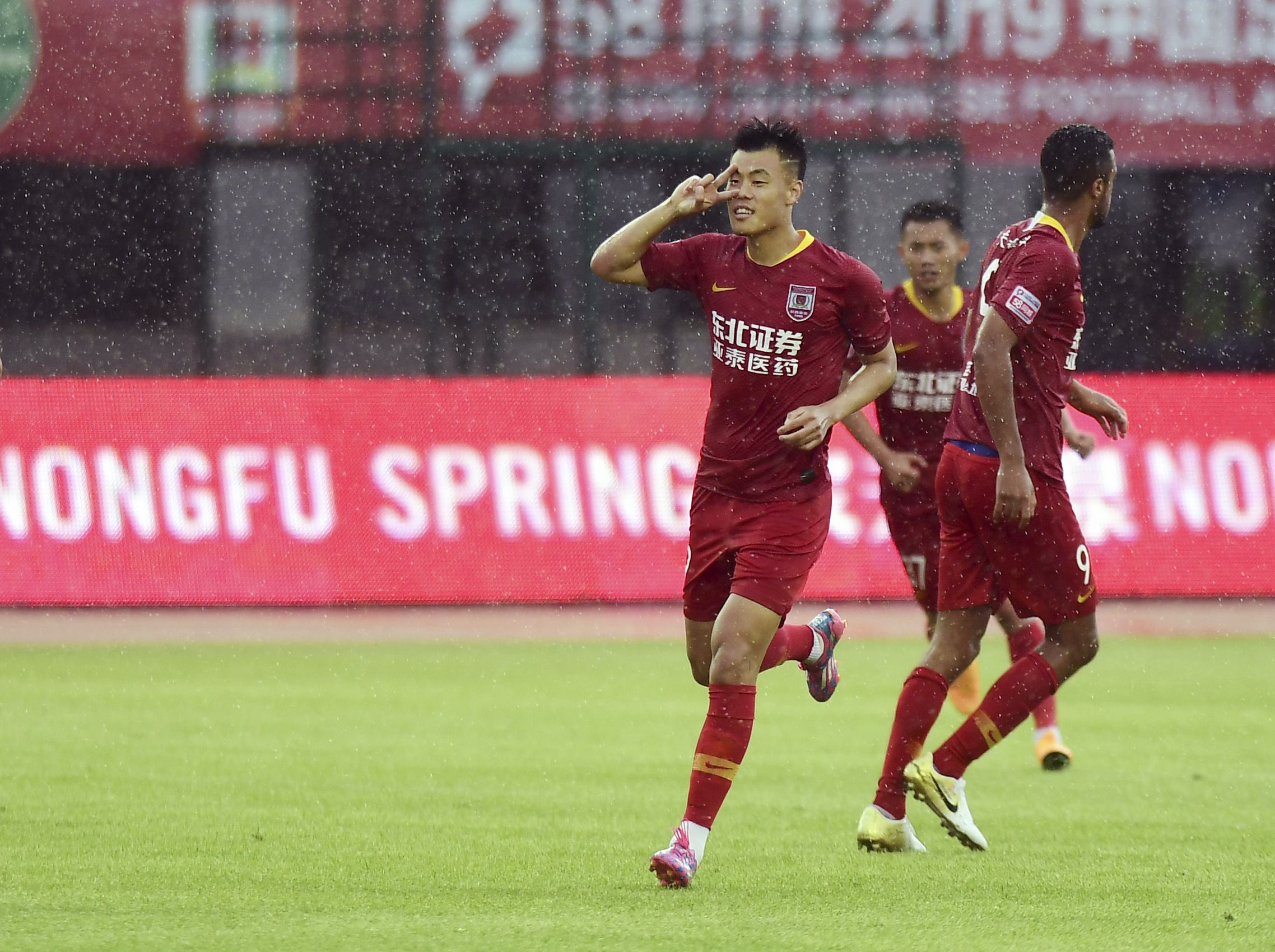 大连球员谭龙,长春亚泰谭龙加盟大连一方队