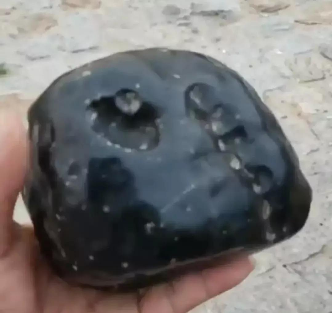 珠宝新贵：蜜蜡「mìlà」