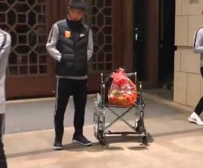 韦世豪抱摔队友,韦世豪鲁能反戈视频