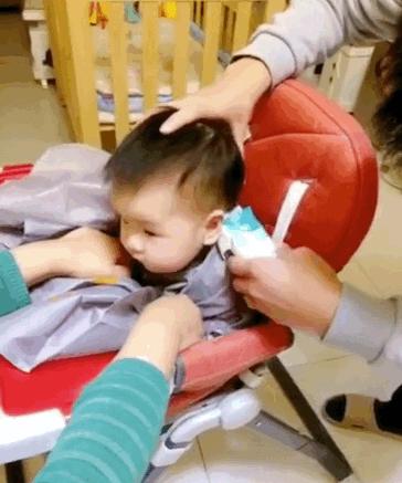 理发价格暴涨，把小米这款黑科技理发器带火了，边剪还能边吸碎发