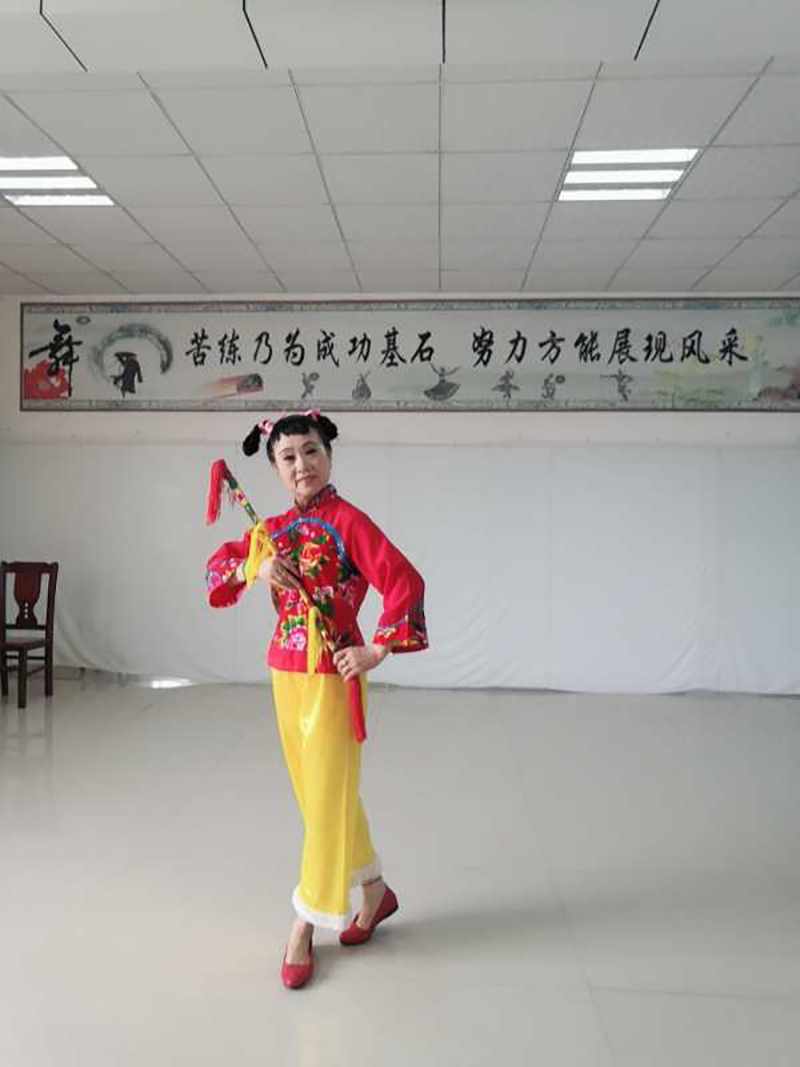 莫道桑榆晚为霞尚满天——记固始县三土艺术团编导荣新老师