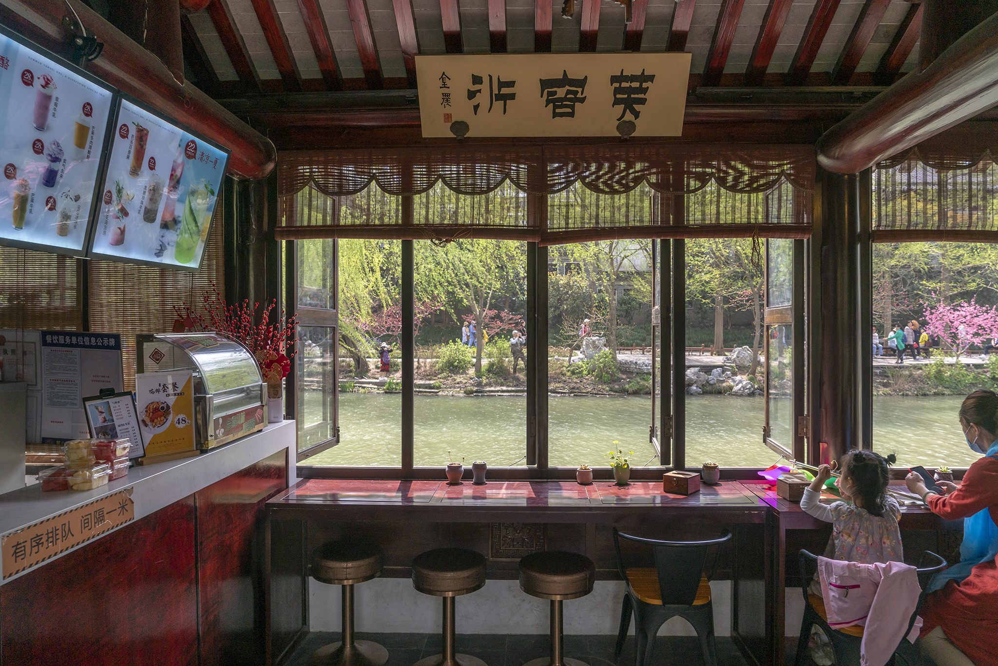 春风十里扬州路烟花三月瘦西湖,扬州三月瘦西湖