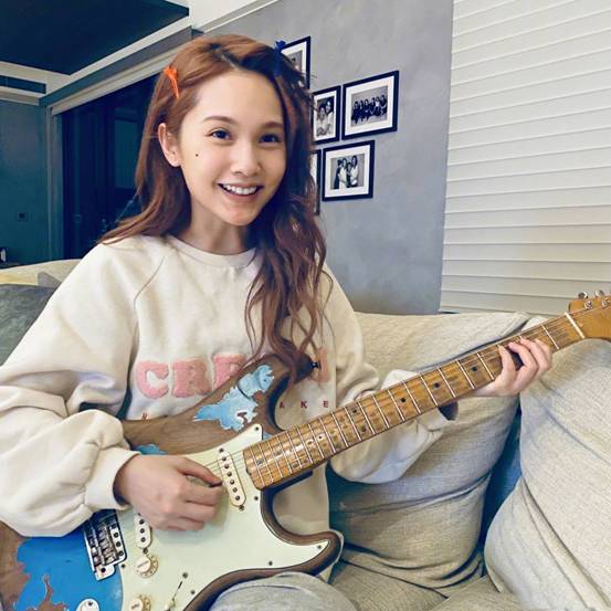 杨丞琳真是有勇气！白色纱网上衣搭配运动裤，休闲风也能大秀身材