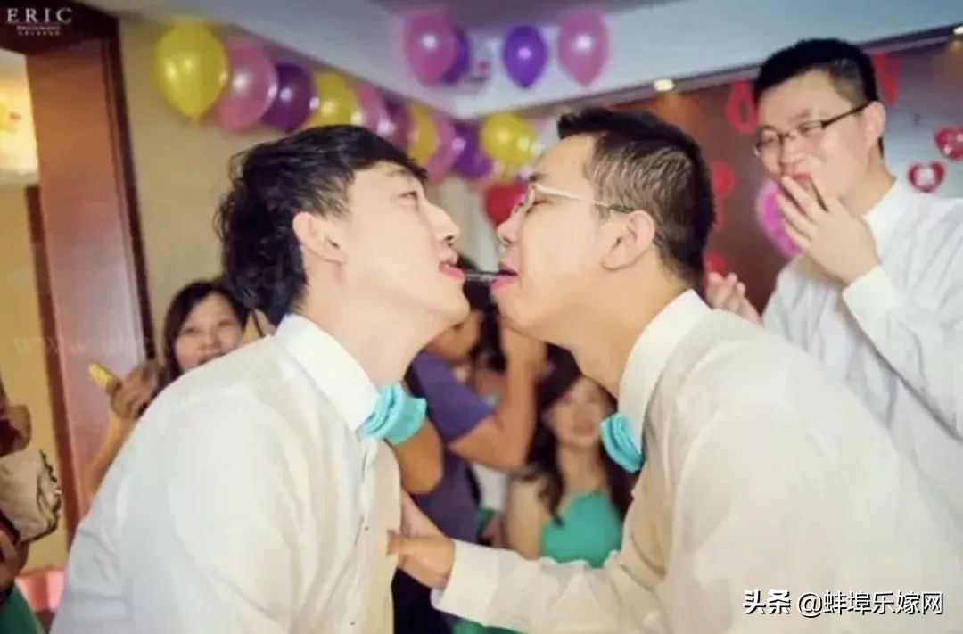 新郎接亲大姨堵门要红包完整视频,新郎接亲遇萌娃军团堵门讨红包