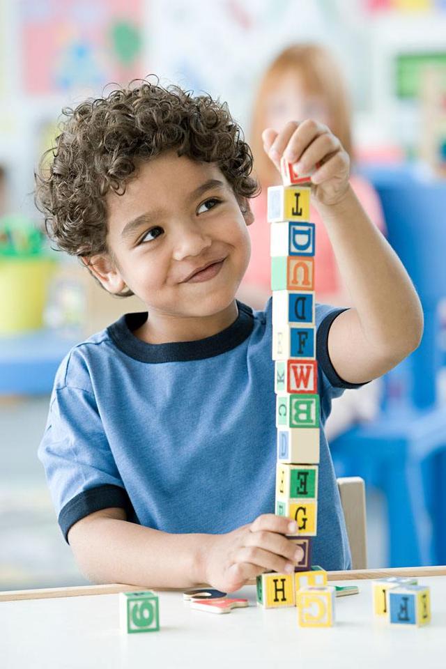 四岁小朋友玩什么玩具提高智力,这几样益智玩具让宝宝越玩越聪明