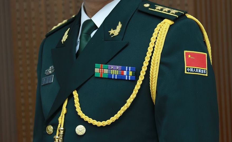 教你如何识别我军军官的级别大小，只看胸前的资历章就行了